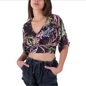 HURLEY Summer Palm Flounce Top MEDIUM Black Floral Hawaiian Crop. Size M. NWT